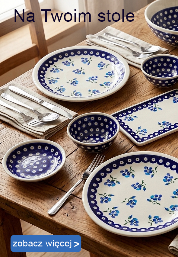 na drewnianym stole talerze ceramiczne bolesławiec w kwiaty i kropki