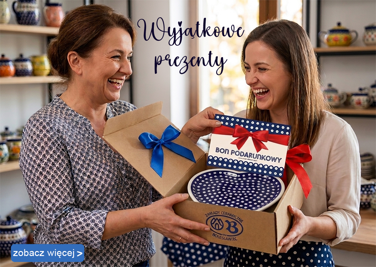 Kobiety wręczają prezent bon w pudełku ceramika z bolesławca w sklepie z ceramiką