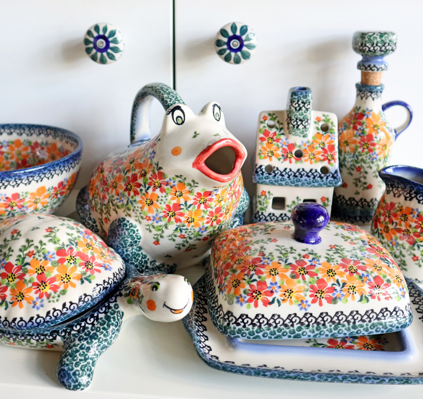 Ceramiczne naczynia, ręcznie malowane, ceramika artystyczna bolesławiec, manufaktura galia bolesławiec, dekoracja pomarańczowe kwiaty uhp