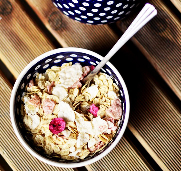 Kobaltowa miska w groszki z płatkami śniadaniowymi na stole, miska śniadaniowa ceramika bolesławiec